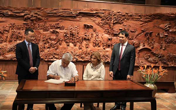 Presidente Mulino y Primera Dama, visitantes de honor en el Templo de la Literatura de Vietnam