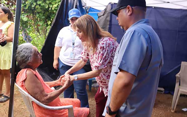 Primera dama recorre comunidades afectadas por sismo en Herrera y reafirma compromiso de apoyo a familias