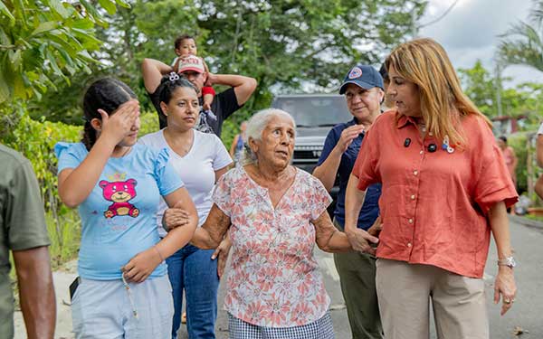 Primera dama y ministra de gobierno acompañan a las familias afectadas por el sismo en Los Santos