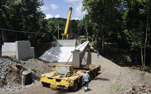 Puente sobre el río Perequeté alcanza 55 % de ejecución con instalación de sus vigas principales