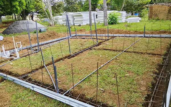 Reconstrucción de vivienda en El Banco de Pesé avanza en instalación de tuberías eléctricas y de agua potable