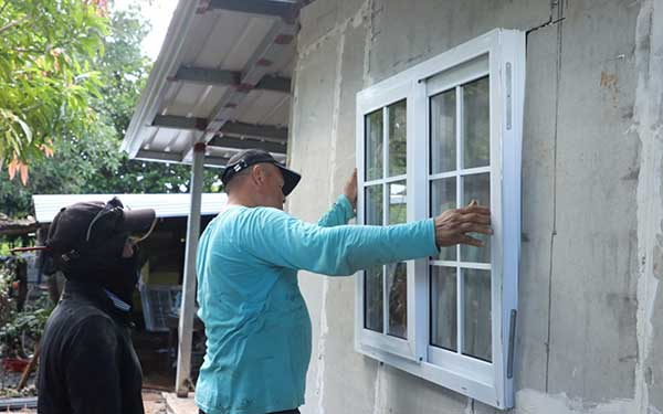 Reconstrucción de vivienda en Soná alcanza instalación de techo y levantamiento de paredes